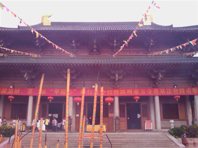 将近四点半雨才停,我们到华严寺上香祈福